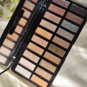 LA COLORS 20 Color Eyeshadow Palette, Invite Only, 22 g